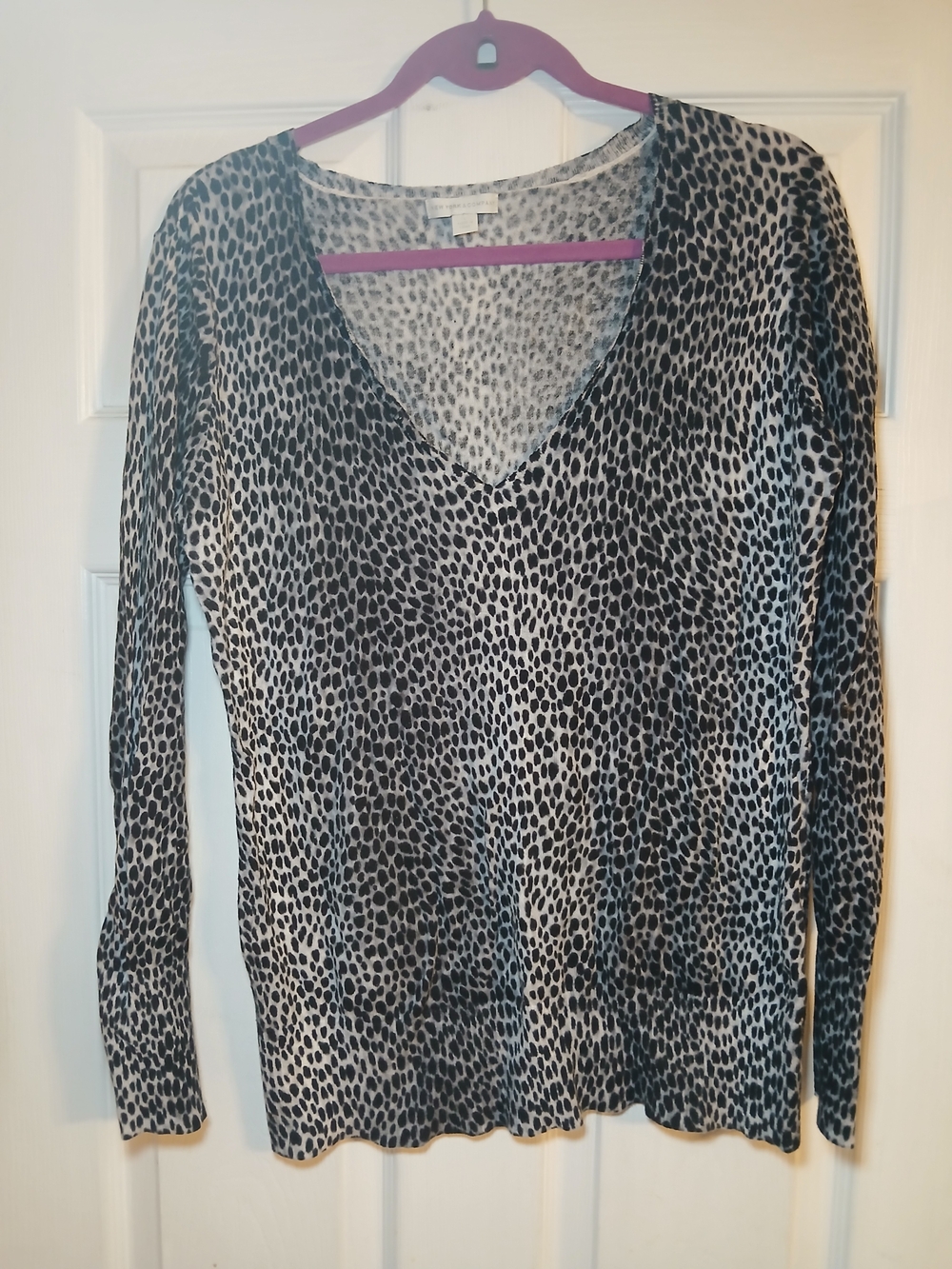 New York & Company Black and White Leopard V-Neck Long Sleeve Top